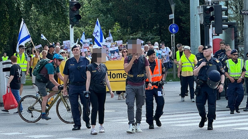 The new Linz city police commander Brigadier Klaus Hübner (left) led the police operation, in which plainclothes officers were also involved. (Bild: Loy Robert/Robert Loy, Krone KREATIV)