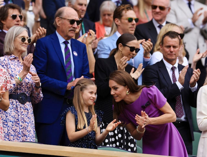 Kate beugte sich immer wieder zu Charlotte, um mit ihr zu tuscheln.