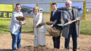 Spatenstiche für Betriebsansiedlungen bedeuten neue Arbeitsplätze – hier gibt Landes- hauptfrau ...
