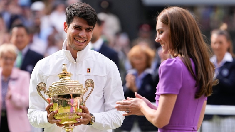 Kate überreichte am Ende des Spiels Carlos Alcaraz die Trophäe. (Bild: APA/AP Photo/Alberto Pezzali)