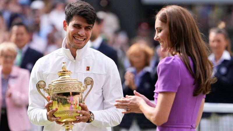 Princess Kate presents Carlos Alcaraz with the trophy. (Bild: Copyright 2024 The Associated Press. All rights reserved)