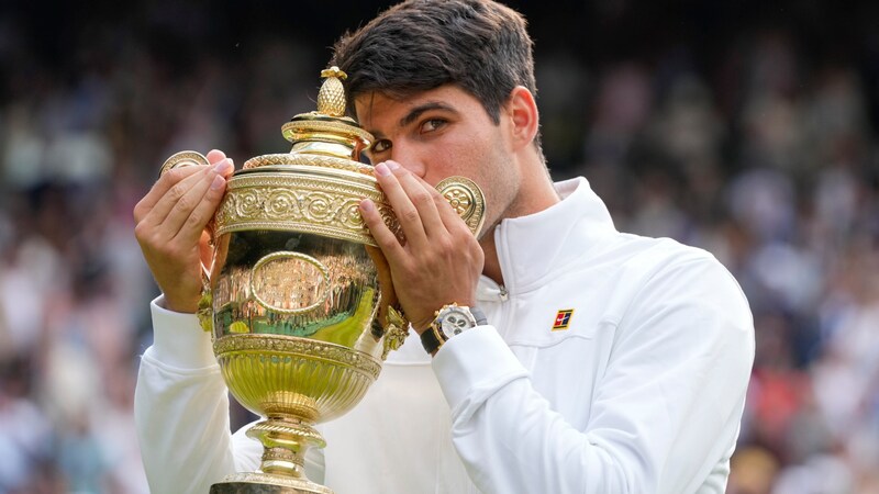 Carlos Alcaraz mit der Wimbledon-Siegertrophäe. (Bild: Copyright 2024 The Associated Press. All rights reserved)