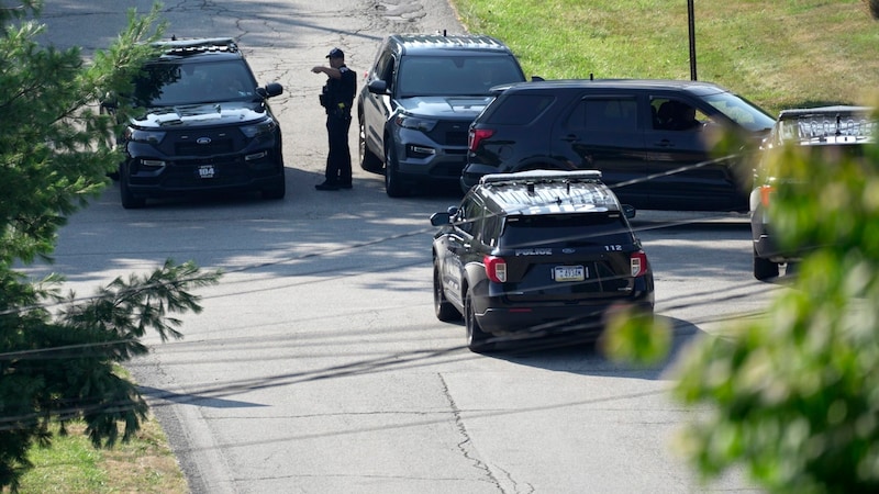 Polizeikräfte blockieren eine Straße in Bethel Park (Pennsylvania), in der der mutmaßliche Trump Attentäter Thomas Matthew Crooks gewohnt haben soll. (Bild: AP/Joshua A. Bickel)