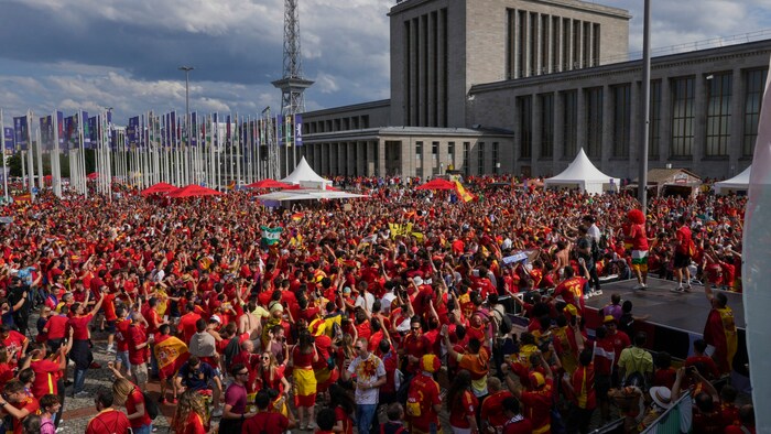 Zahlreiche spanische Fans werden das EM-Finale in der Berliner Fanzone verfolgen müssen.