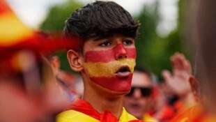 Tausende spanische Fans müssen draußen bleiben. Sie haben keine Karten für das EM-Finale in ...