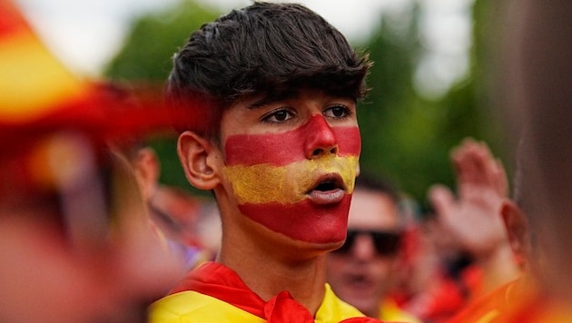 Tausende spanische Fans müssen draußen bleiben. Sie haben keine Karten für das EM-Finale in Berlin bekommen.