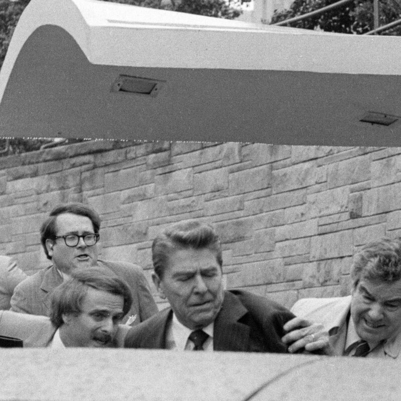 Im Jahr 1981 überlebte Präsident Reagan ein Schuss-Attentat: Danach gewann er in 49 der 50 US-Bundesstaaten. (Bild: AP/(Archiv))