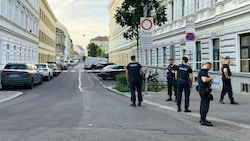 Schock rundum den Yppenplatz, nachdem dort am Sonntagabend auf zwei Männer geschossen wurde.  (Bild: APA/Sandera Walder)