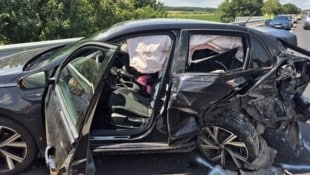 Die Autos wurden bei dem Unfall schwer beschädigt.