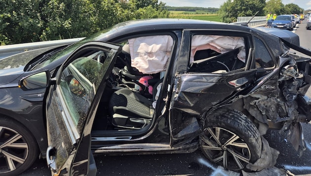 Die Autos wurden bei dem Unfall schwer beschädigt. (Bild: FF Neufeld)