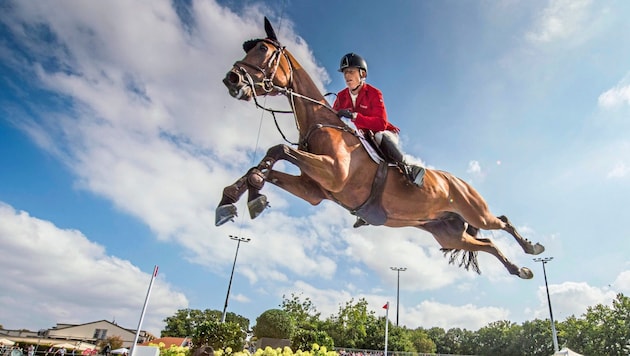 Show jumper Max Kühner broke a metacarpal bone in mid-June. One week later, he was back in the saddle and recently finished second again in Monaco. (Bild: GEPA/GEPA pictures)