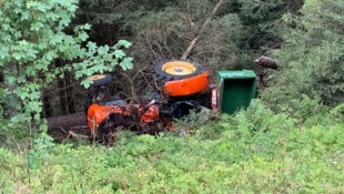Der Traktor blieb 60 Meter unterhalb des Weges liegen, der Fahrer wurde herausgeschleudert. 