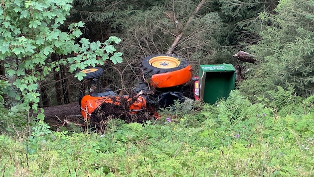 The tractor came to rest 60 meters below the road and the driver was ejected. (Bild: zoom.tirol)