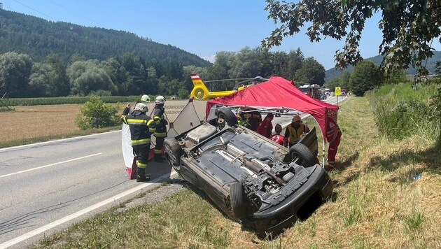 Verkehrsunfall in Ochsendorf: Die Feuerwehren Brückl, Pischeldorf und St. Filippen, der  Notarzt, das Rote Kreuz, ein Rettungshubschrauber-Team und die Polizei standen im Einsatz.  (Bild: FF Brückl)