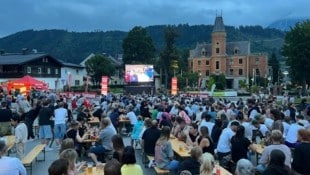 Die Fußballfans stürmten den Platz vorm Rathaus in Schladming.