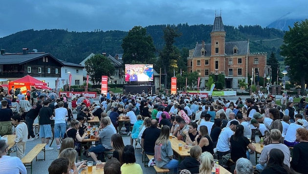 Die Fußballfans stürmten den Platz vorm Rathaus in Schladming. (Bild: Natascha Leitner)