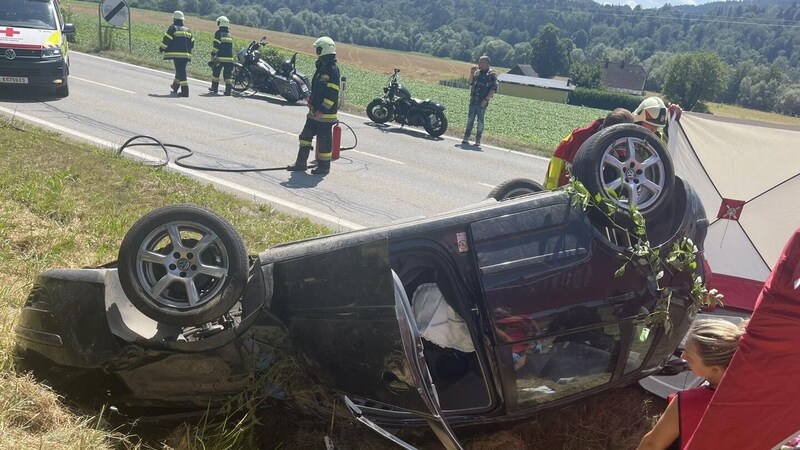 Die Lenkerin konnte mit Hilfe von nachfolgenden Verkehrsteilnehmern aus dem Wrack klettern. (Bild: FF Brückl)