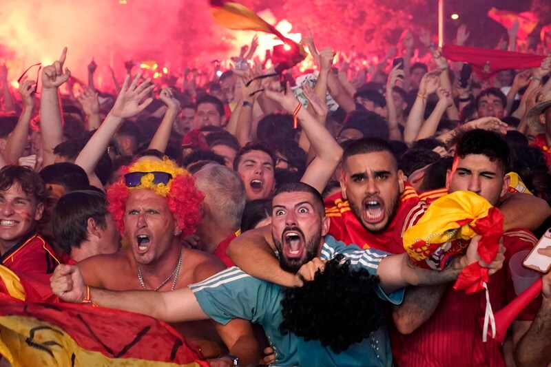 Euphoric celebrations in Spain. (Bild: AP ( via APA) Austria Presse Agentur/ASSOCIATED PRESS)