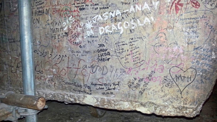 Hinter dieser Steinplatte fanden die Forscher den seit vielen Jahrzehnten verschollenen Altar ...