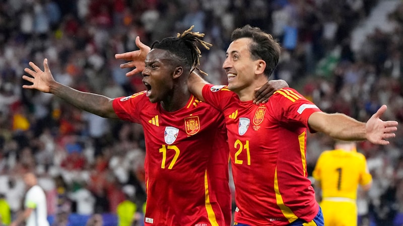 Mikel Oyarzabal (rechts) und Nico Williams waren die beiden spanischen Torschützen im EM-Finale gegen England. (Bild: AP ( via APA) Austria Presse Agentur/ASSOCIATED PRESS)