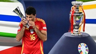 Rodri konnte sich gleich über zwei Trophäen freuen. 