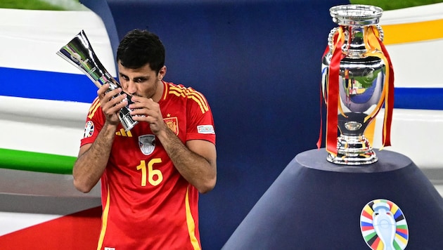 Rodri was delighted to receive two trophies. (Bild: AFP/APA/Tobias SCHWARZ)