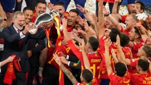 König Felipe VI feiert mit dem spanischen Nationalteam den Titel, der das Land auf den Thron ...