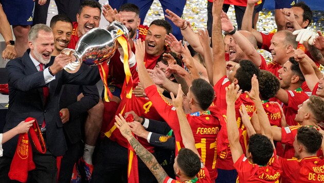 König Felipe VI feiert mit dem spanischen Nationalteam den Titel, der das Land auf den Thron Europas hievt.  (Bild: AP ( via APA) Austria Presse Agentur/ASSOCIATED PRESS)