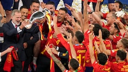 König Felipe VI feiert mit dem spanischen Nationalteam den Titel, der das Land auf den Thron Europas hievt.  (Bild: AP ( via APA) Austria Presse Agentur/ASSOCIATED PRESS)