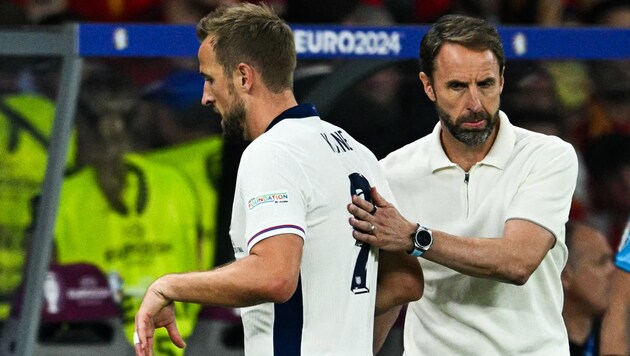 Gareth Southgate (r.) commented on Harry Kane's performance. (Bild: AFP/APA/INA FASSBENDER)