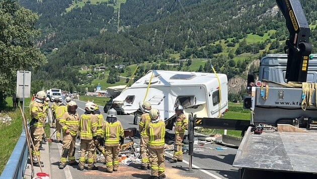 Aufgrund der aufwändigen Aufräumarbeiten war die Reschenstraße 3 Stunden gesperrt. (Bild: ZOOM Tirol/Krone KREATIV)