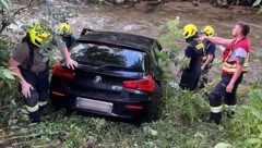 Eine Alkofahrt endete im Flußbett der Lavant. (Bild: FF Bad St. Leonhard)