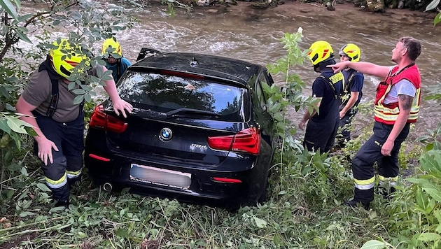 Eine Alkofahrt endete im Flußbett der Lavant. (Bild: FF Bad St. Leonhard)