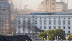 Rauch aus dem Gebäude der Linzer Kunstuni am Montagmorgen. (Bild: © Harald Dostal / 2024)