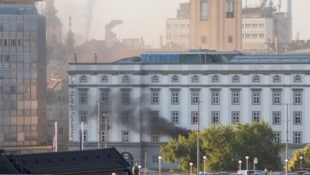 Rauch aus dem Gebäude der Linzer Kunstuni am Montagmorgen.