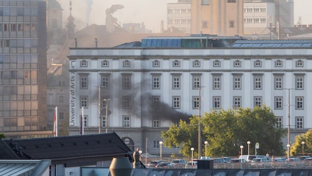 Smoke from the Linz University of Art building on Monday morning. (Bild: © Harald Dostal / 2024)