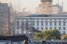 Rauch aus dem Gebäude der Linzer Kunstuni am Montagmorgen.