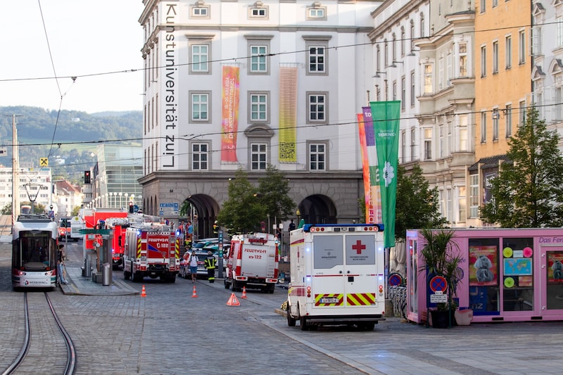 Feuerwehreinsatz Montagfrüh am Linzer Hauptplatz. (Bild: © Harald Dostal / 2024)