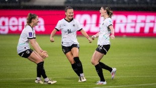 Eileen Campbell (re.) ist aktuell für Österreich die Torgarantie.