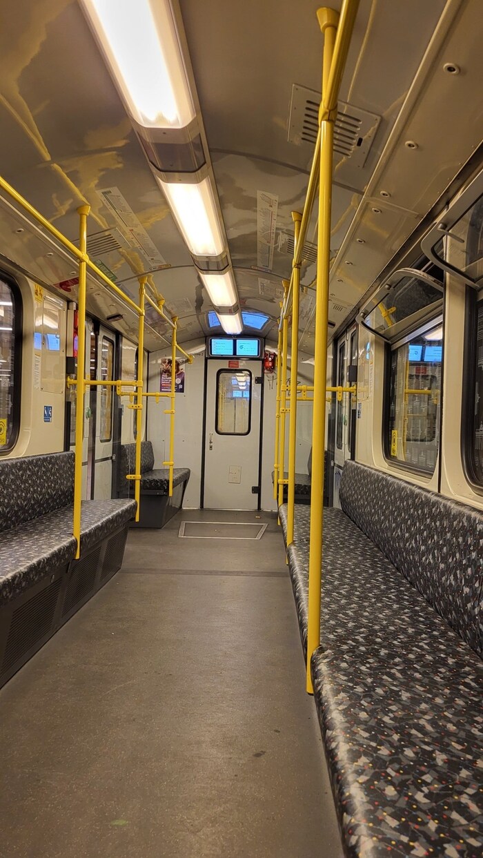 Seltenes Bild: Keine Fahrgäste in der Berliner Ubahn