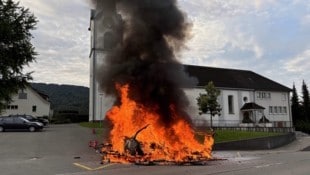 Der Besitzer trennte sein Auto noch rechtzeitig vom Wohnwagen. 