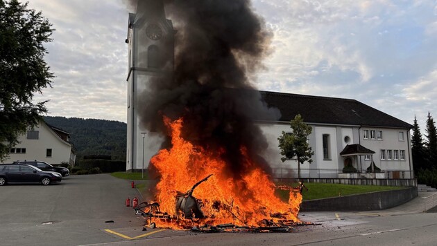 Der Besitzer trennte sein Auto noch rechtzeitig vom Wohnwagen.  (Bild: Kantonspolizei St. Gallen)