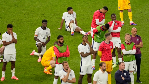 Hanging heads with the "Three Lions" (Bild: AP ( via APA) Austria Presse Agentur/ASSOCIATED PRESS)