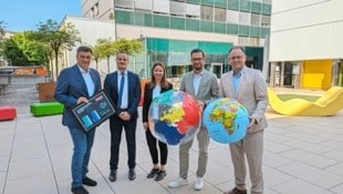 WK-Präsident Jürgen Mandl, Albert Luger und Verena Fink von der FH Kärnten, Landesrat Sebastian Schuschnig und WK-Direktor Meinrad Höfferer (v.l.n.r.) präsentierten die Exportzahlen 2023. (Bild: Felix Justich)