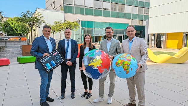 WK-Präsident Jürgen Mandl, Albert Luger und Verena Fink von der FH Kärnten, Landesrat Sebastian Schuschnig und WK-Direktor Meinrad Höfferer (v.l.n.r.) präsentierten die Exportzahlen 2023. (Bild: Felix Justich)