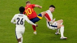 Hätte dieses Foul von Dani Olmo an Declan Rice zu einem Platzverweis führen müssen? (Bild: Copyright 2024 The Associated Press. All rights reserved)