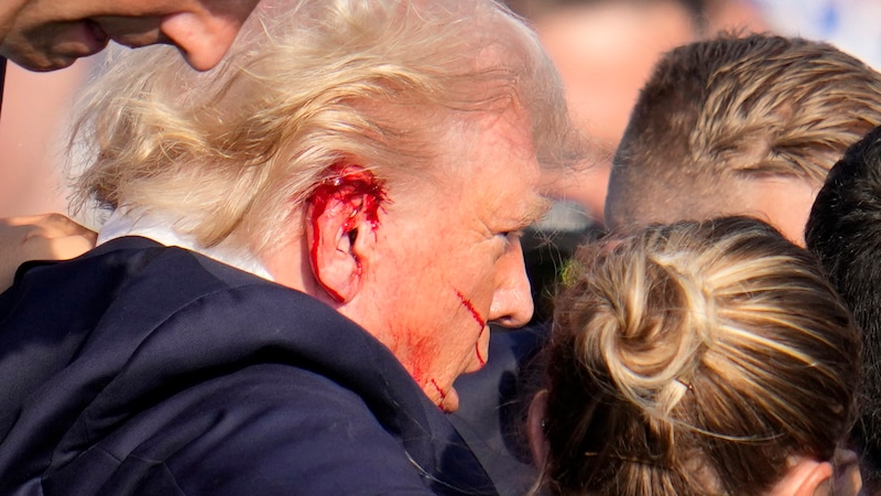 After the shooting, Secret Service officers pulled the ex-president to the ground and eventually brought him to safety. (Bild: AP/Gene J. Puskar)