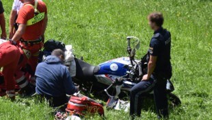 40 Meter stürzte die Bikerin über den steilen Wiesenhang. Nach der Erstversorgung wurde sie ins Krankenhaus eingeliefert. (Bild: ZOOM Tirol/Krone KREATIV)