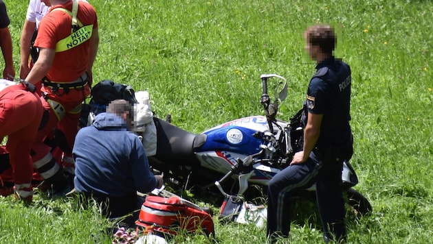 40 Meter stürzte die Bikerin über den steilen Wiesenhang. Nach der Erstversorgung wurde sie ins Krankenhaus eingeliefert. (Bild: ZOOM Tirol/Krone KREATIV)