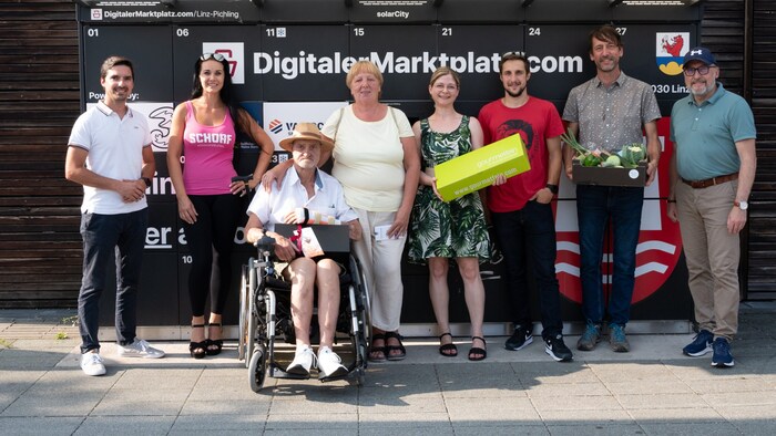 In der Linzer Solar City wurden die Preise feierlich übergeben. Auf dem Bild sehen Sie v.l.n.r Hr. Bernhard Aufreiter, Geschäftsführer von Digitaler Marktplatz, Fr. Regina Priglinger-Simader, Geschäftsführerin LoRe- Cocktailmanufaktur, Fr. Karin Görür mit Partner als Gewinnerin des GinPakets, Fr. Regina Wallner von der Firma Gourmetfein, Hr. Christoph Hoscher, Gewinner der Leberkäs Party Box, Hr. Gerald Lamm, Geschäftsführer Biohof Lamm und Hannes Pöcklhofer, Projektkoordination von DigitalerMarktplatz